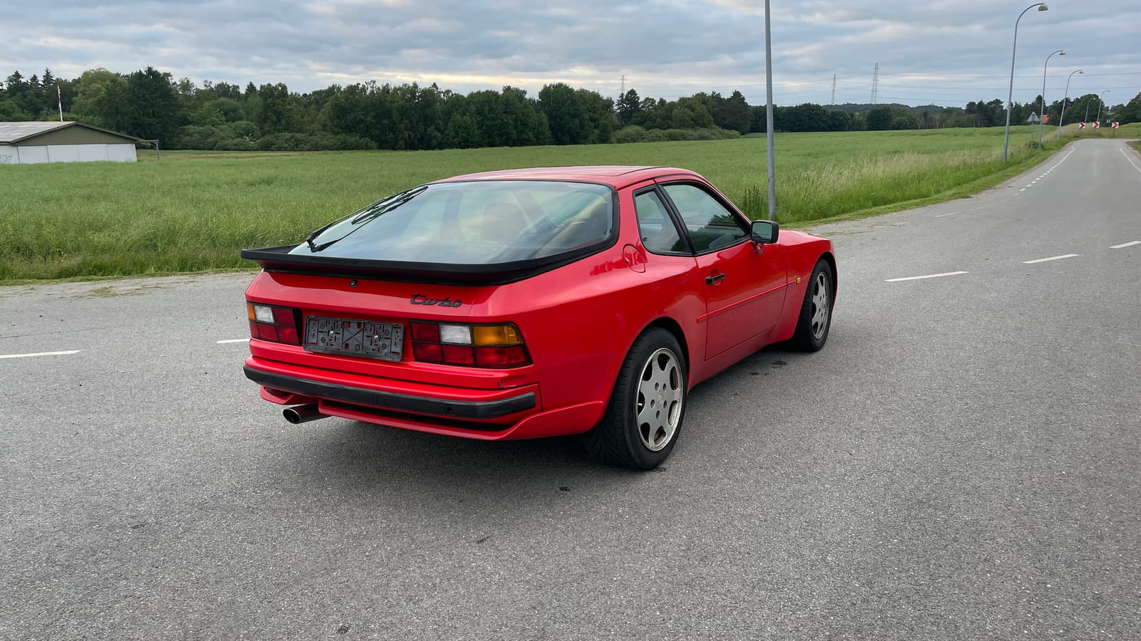 Rød Porsche 944 Turbo klargjort af Mobil Klargøring i Nordsjælland