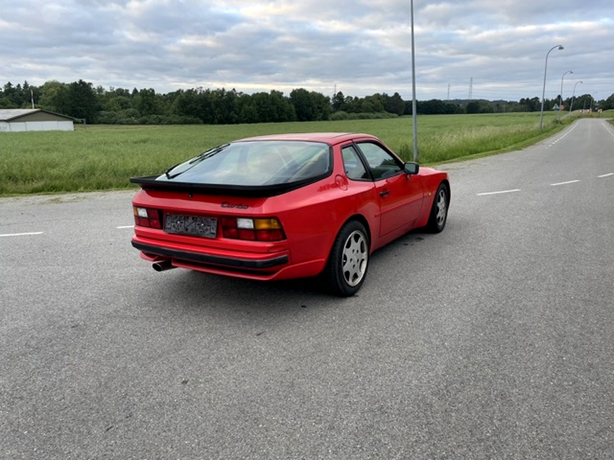 Rød Porsche bagfra – klar efter behandling